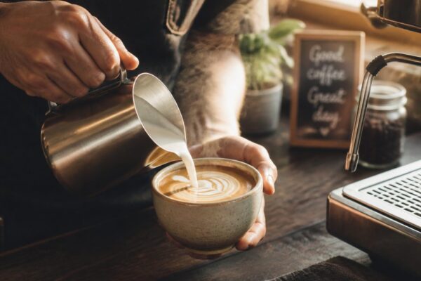Welke melkopschuimer past bij jouw koffie? Mijn barista-gids voor stevig, romig en glanzend melkschuim