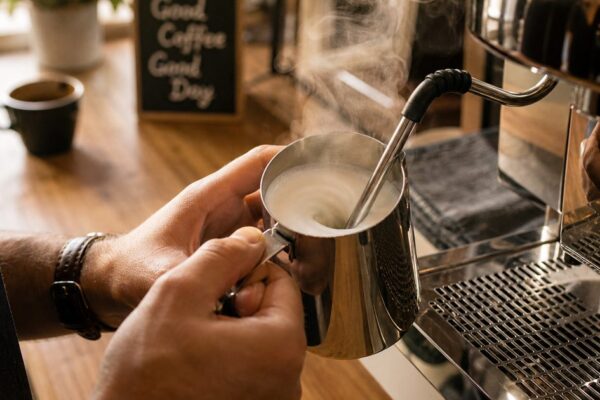 Melk opschuimen zonder gedoe: zo krijg je thuis romig microschuim