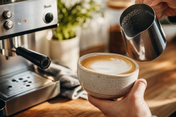 Wat is een flat white precies? Verschil met cappuccino, verhouding en smaak uitgelegd