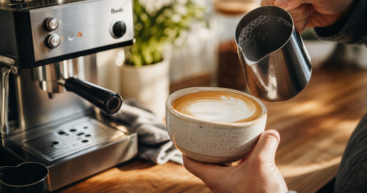 Wat is een flat white precies? Verschil met cappuccino, verhouding en smaak uitgelegd